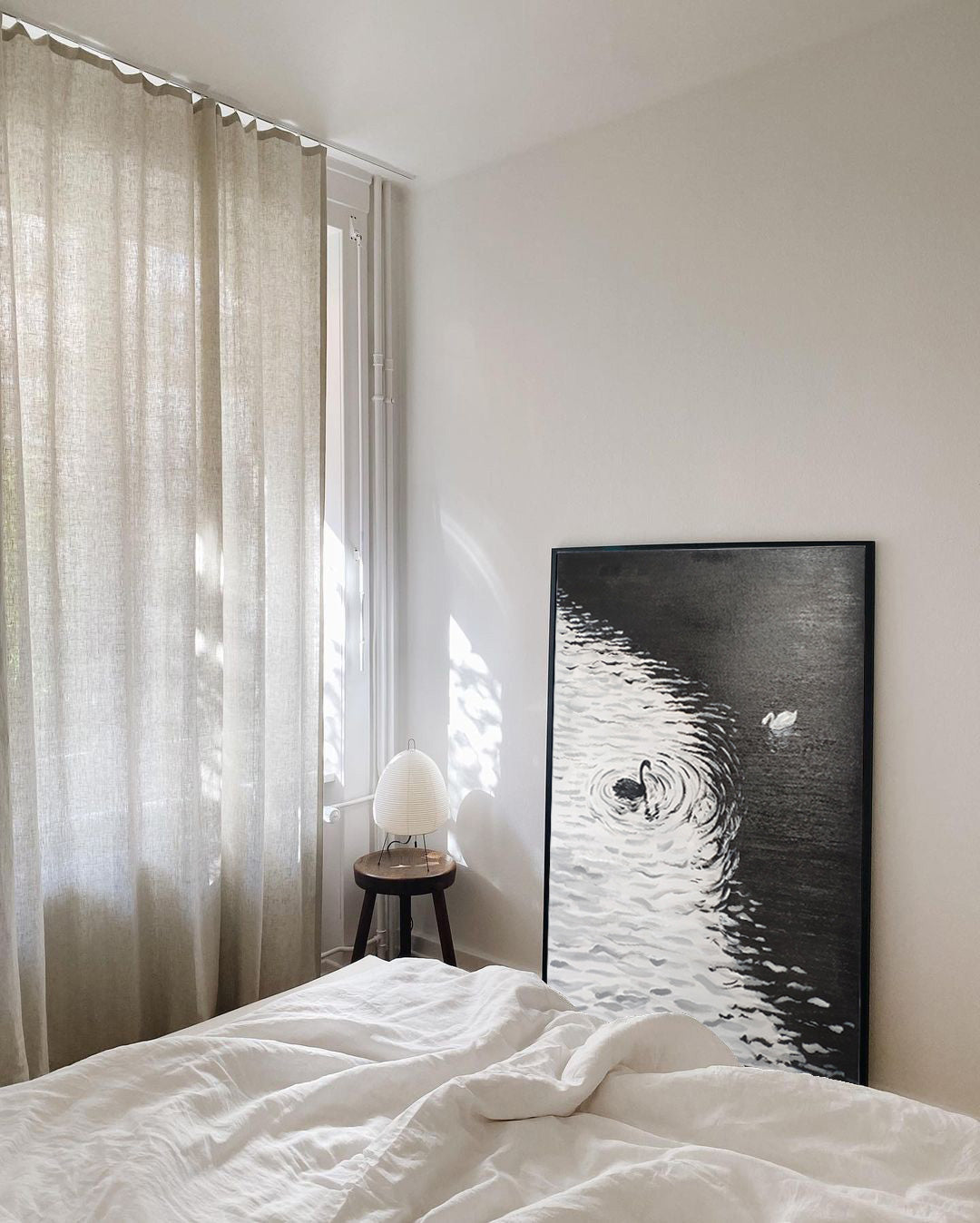 Wallart Monochrome Swans in Serene Waters